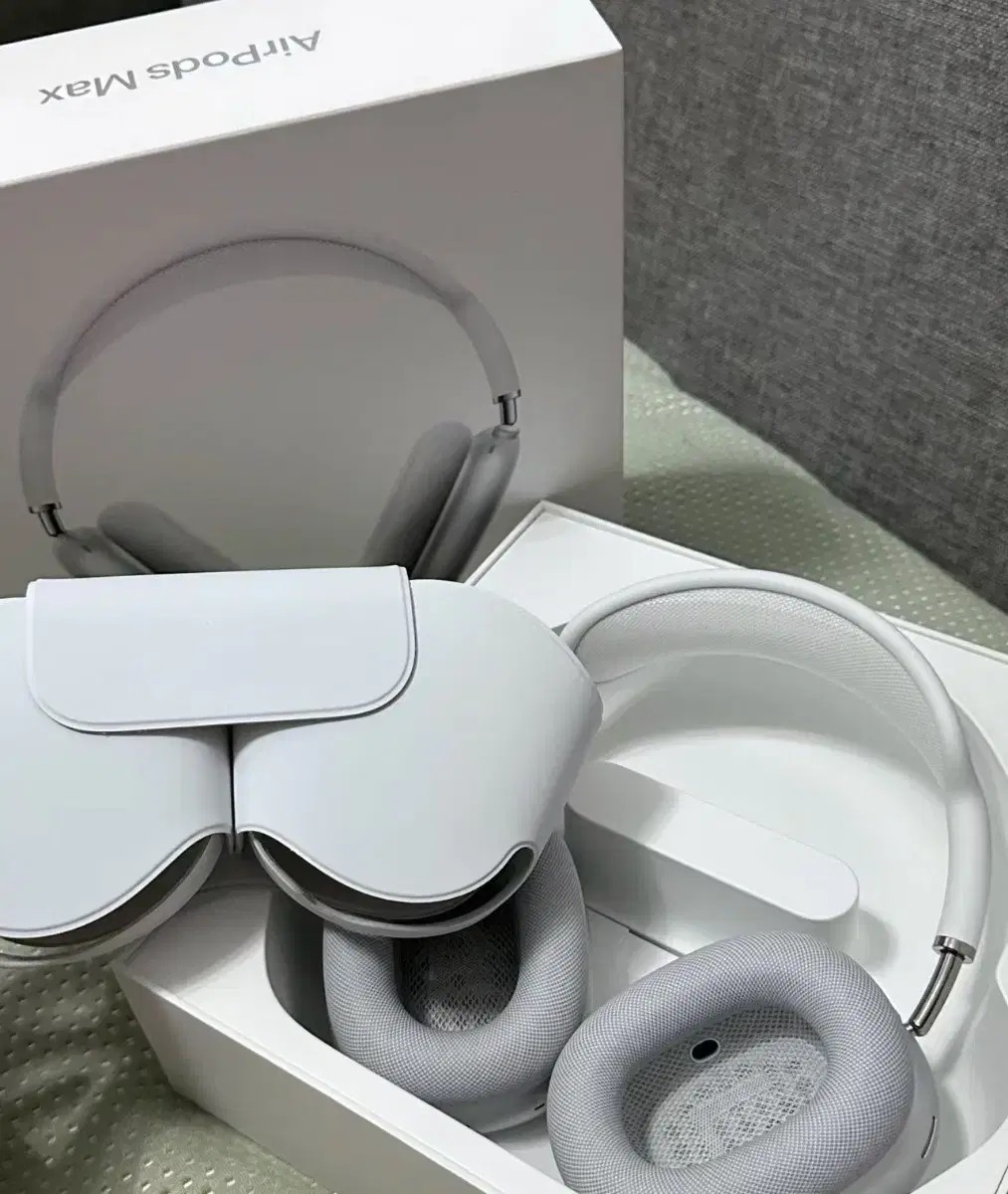 전혀 사용하지 않은 새 것 Apple Airpods Max 헤드폰 실버